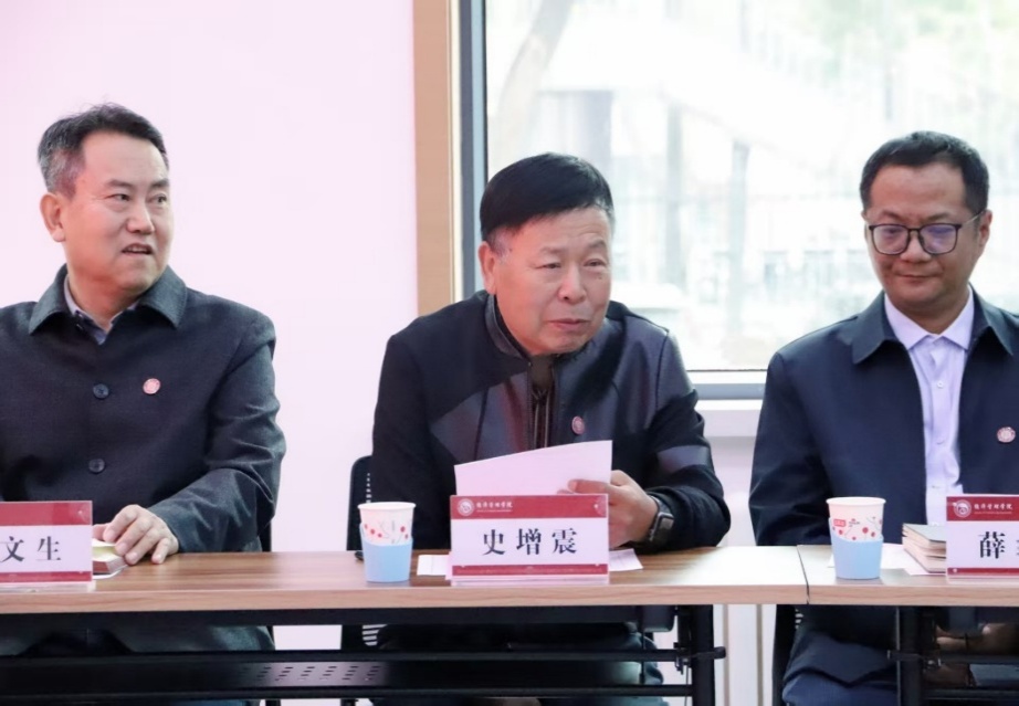 电脑前的人们中度可信度描述已自动生成 电脑前的人们中度可信度描述已自动生成