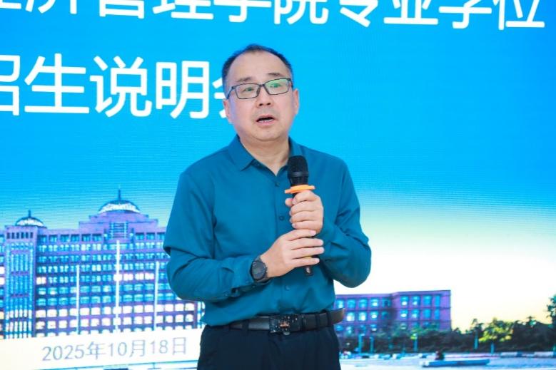 男人站在那里描述已自动生成