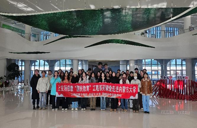 一群人站在建筑前中度可信度描述已自动生成