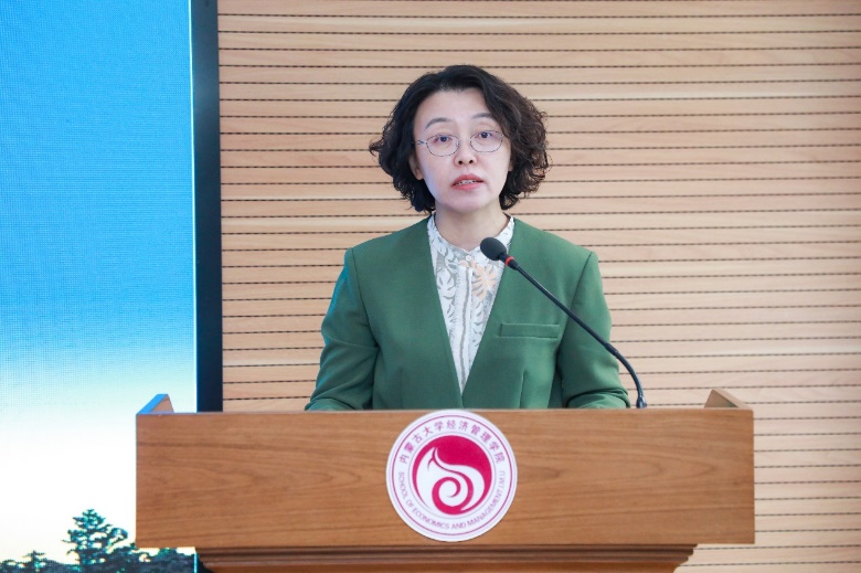 穿着西装笔挺的男子与配字描述已自动生成